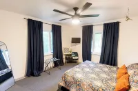 Cozy Cottage, 3 mins from EVV, fenced yard Hotels in Vanderburgh County