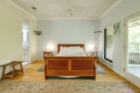Near NRG! Cozy + Private Houston Home w/ Garden