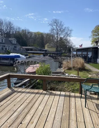 Lakeside Cozy Cottage - w Fishing Dock, Relaxing Lake Freeman, close to Purdue Отели в г. Кэрролл