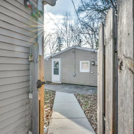 Fenced.Private Bungalow-CLE & BW.Dog Friendly!