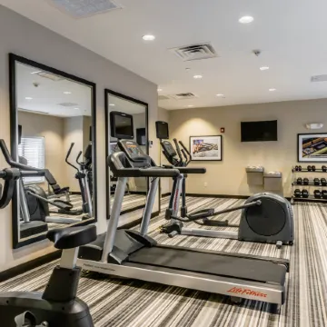 Candlewood Suites HARTFORD DOWNTOWN by IHG Отели рядом с достопримечательностью «Арена «XL-центр»»