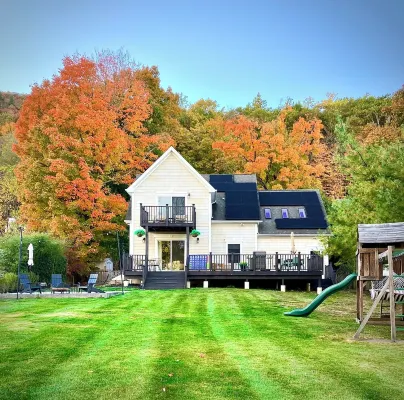 Lakefront Oasis 50mi from NYC. Direct Lake Access. Private Dock, Kayaks, Hot Tub