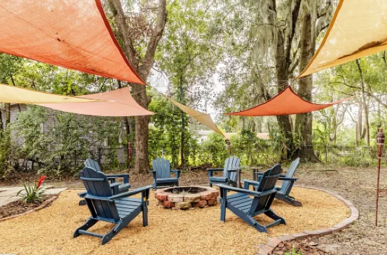 Spacious 3Br/2Bath Downtown Gem w/ Huge Yard • Firepit • Grill