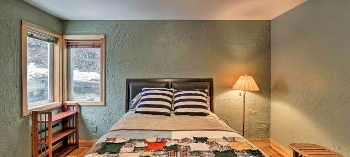 Walk to Town & Coast: Anchorage Condo w/ Fireplace Отели в г. Анкоридж