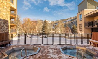 Cloud 9 by AvantStay Located at the Base of Vail Ski Resort w Community Pool Hot Tub