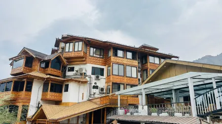 Kashmir Mahal Resorts by Dal Lake Отели рядом с достопримечательностью «Нишэт Гарден»