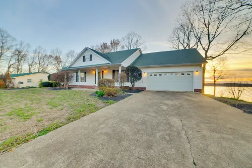 Peaceful Big Sandy Home w/ Deck on Kentucky Lake! - 3-Star