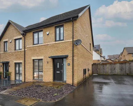 Modern Home with Garden, Corby Hotels in Corby