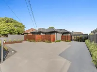 Gorgeous 3-Bed House with Spacious Shared Backyard - Apartments