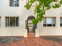 Stylish 1-Bed Stay with Balcony & Study