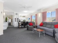 Beachside 2-Bed Apartment with Secure Parking - Apartments