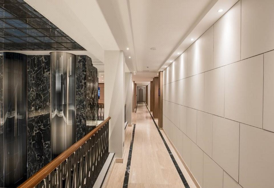 NH 마드리드 나시오날의 현대적인 로비