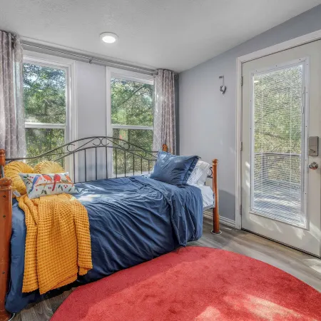 6 Mi to Kyle Field! Pet-friendly Getaway w/ Yard