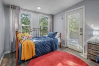 6 Mi to Kyle Field! Pet-friendly Getaway w/ Yard - 3-Star