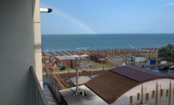 2 Rooms Apartment, max 5 Adults, Splendid View on the Beach and the sea