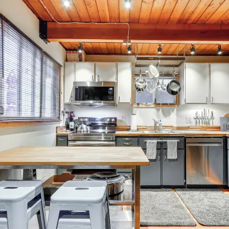 Inviting Mt. Hood Cabin w/ Porch: 1 Mi to Skibowl!