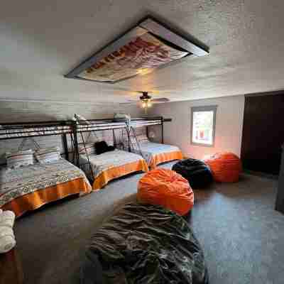 Riverfront Farmhouse. Walking distance to awesome! Rooms