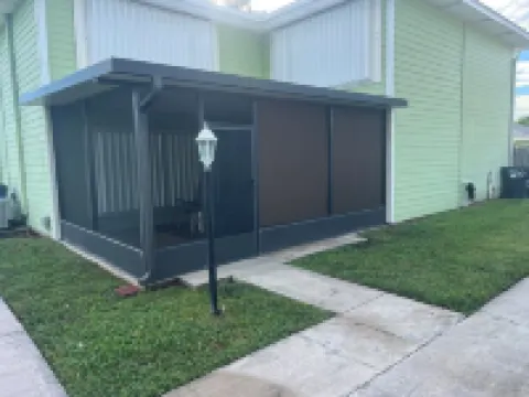 Beautiful 2/2 townhome across from world class Lake Okeechobee Bass fishing !