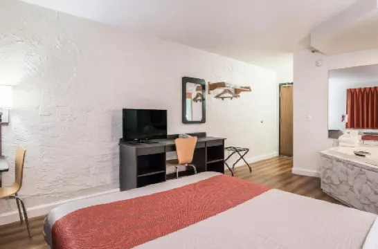 Motel 6 Naperville, IL