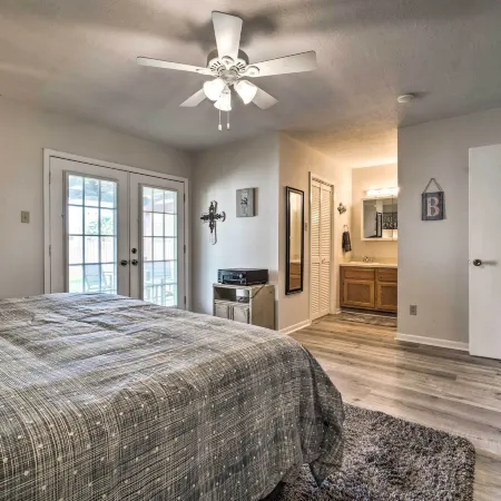 Bright College Station Abode: 3 Mi to Kyle Field