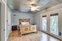 Lake Brownwood Home w/ Private Boat Dock! - parkir