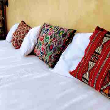 Dar Sghira: Private Fully Renovated Small Riad, Rooftop, Heart of Medina, Fiber Rooms