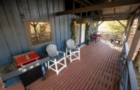 “The Sugarloaf Mountain Cabin” A Charming Lakefront Escape!!