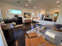 Private Tree Top studio - 1 mile to 5th Ave, all the action & Naples Beach!
