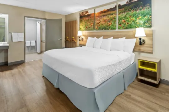 Days Inn & Suites by Wyndham DeSoto