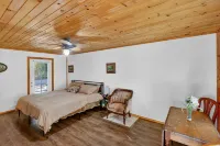 Rouge Cobb Mountain Hotel - Cabin 3