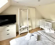 First class house close to the beach, fenced garden 8 adults + children