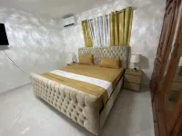 Enjoy Huge 4 bedrooms, and 3 bathrooms, 8 new apartments โรงแรมใน