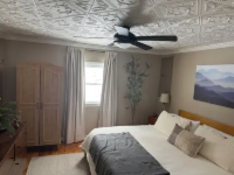 Creekfront Cabin • Fire Pit • Fenced Yard • Near Crabtree Falls