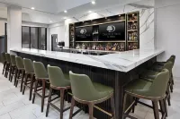 DoubleTree by Hilton Detroit Novi - bar