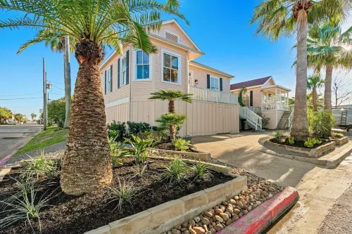 Private Heated Pool + Outdoor Oasis. 3 Blocks to the Beach!