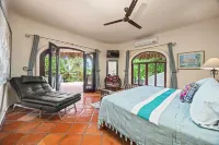 Large 1&2/BD Private Villas, Ocean Views, Lovely Pool, Ideal Location