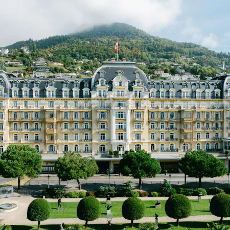 Fairmont Le Montreux Palace Отели рядом с достопримечательностью «Mountain Studio»