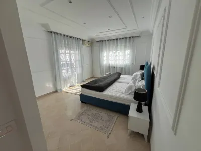 Charming 600sqm Villa With a Large Garden & Pool Hotels in 