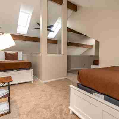 Lakeside Living at Abbey Springs - Pools & Beach! Rooms