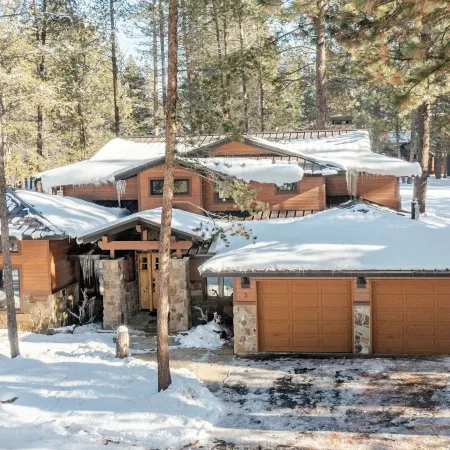 Base Camp by AvantStay Magical Cabin w Sauna Hot Tub Close to Snow Golf