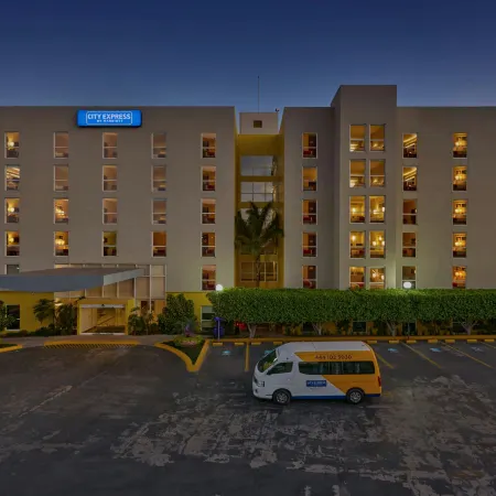 City Express by Marriott San Luis Potosi Zona Universitaria Отели рядом с достопримечательностью «Парк Тангаманга»