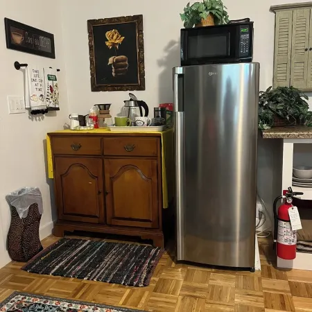 Couples retreat~two minute walk to historic downtown Square~Centrally located.