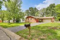 Fenced Yard & Patio! Shawnee Getaway 2 Mi to Dtwn