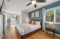 Charming Coastal Escape: Resort-Style Walk-in Spa