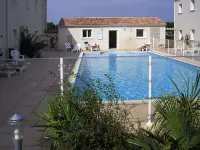 ibis Orange Sud - Pools