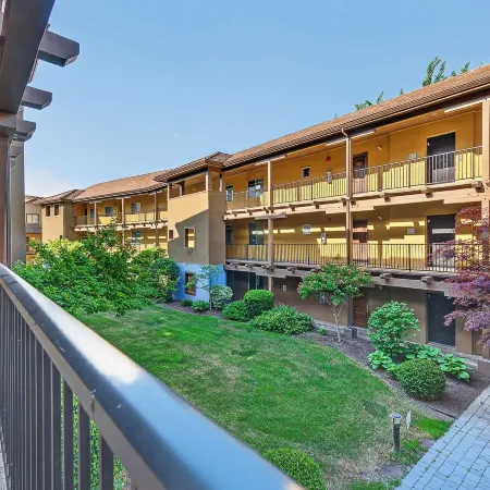 Lakefront Pool and Lake View 2 Bdrm 4205