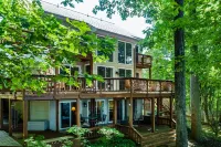 Spacious Lake Lodge With a Private Dock, Wraparound Decks & Foosball - 3-Sterne