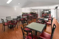 Super 8 by Wyndham Gananoque        Country Squire Resort - breakfast
