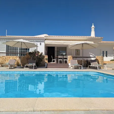 Ruime Villa van 280m2 met Zwembad in Olhos D'agua