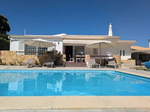Ruime Villa van 280m2 met Zwembad in Olhos D'agua - Villa